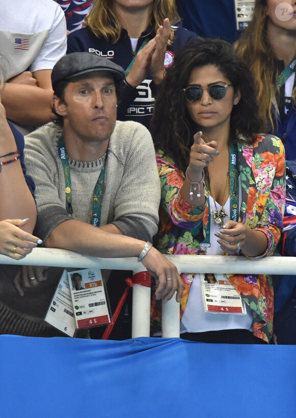 Matthew McConaughey et Camilla Alves regardent la natation aux Jeux olympiques de Rio de Janeiro, le 11 août 2016.