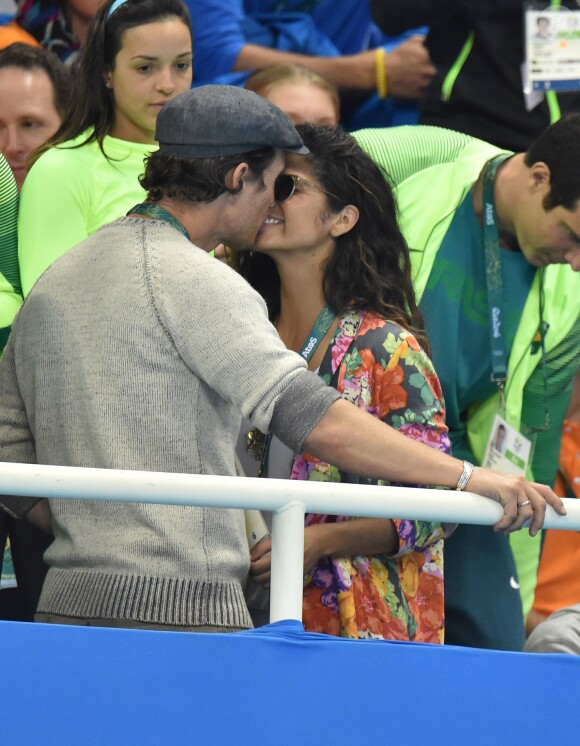 Matthew McConaughey et Camilla Alves regardent la natation aux Jeux olympiques de Rio de Janeiro, le 11 août 2016.