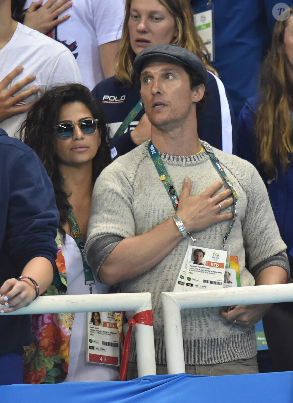 Matthew McConaughey et Camilla Alves regardent la natation aux Jeux olympiques de Rio de Janeiro, le 11 août 2016.