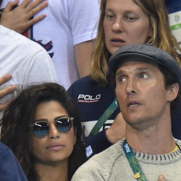 Matthew McConaughey et Camilla Alves regardent la natation aux Jeux olympiques de Rio de Janeiro, le 11 août 2016.