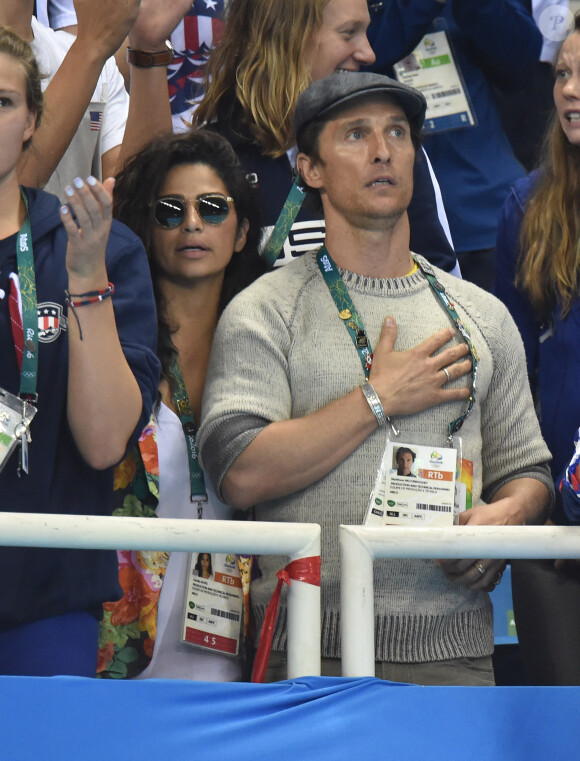 Matthew McConaughey et Camilla Alves regardent la natation aux Jeux olympiques de Rio de Janeiro, le 11 août 2016.