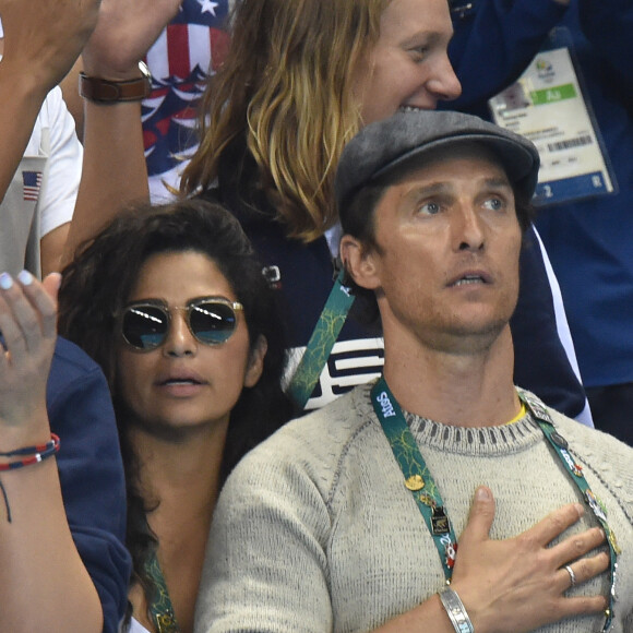 Matthew McConaughey et Camilla Alves regardent la natation aux Jeux olympiques de Rio de Janeiro, le 11 août 2016.