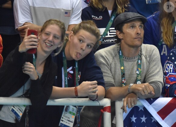 Matthew McConaughey et Camilla Alves regardent la natation aux Jeux olympiques de Rio de Janeiro, le 11 août 2016.