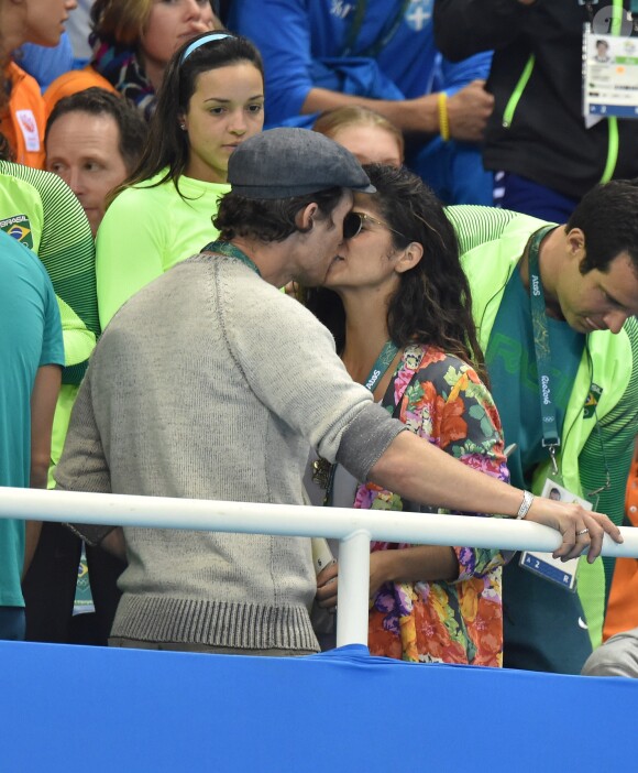 Matthew McConaughey et Camilla Alves regardent la natation aux Jeux olympiques de Rio de Janeiro, le 11 août 2016.