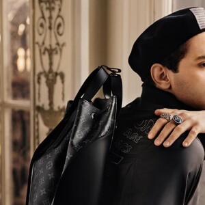 Xavier Dolan figure sur la nouvelle campagne publicitaire masculine de Louis Vuitton. Photo par Alasdhair McLellan.