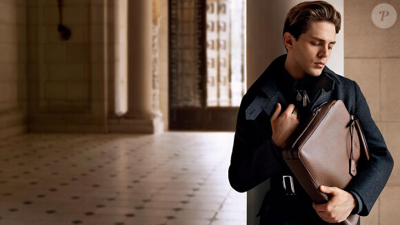Xavier Dolan figure sur la nouvelle campagne publicitaire masculine de Louis Vuitton. Photo par Alasdhair McLellan.