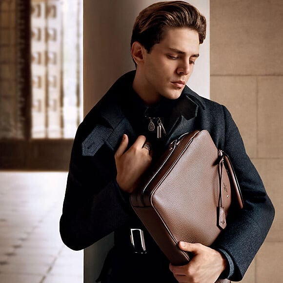 Xavier Dolan figure sur la nouvelle campagne publicitaire masculine de Louis Vuitton. Photo par Alasdhair McLellan.