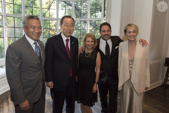 Le secrétaire général des Nations Unies Kan Ki-Moon rencontre Stevie Wonder, Sharon Stone et Brett Ratner. La rencontre a pour but d'encourager la communauté créative des producteurs et réalisateurs afin de réunir des fonds pour les projets liés au développement durable. Los Angeles, le 12 août 2016.