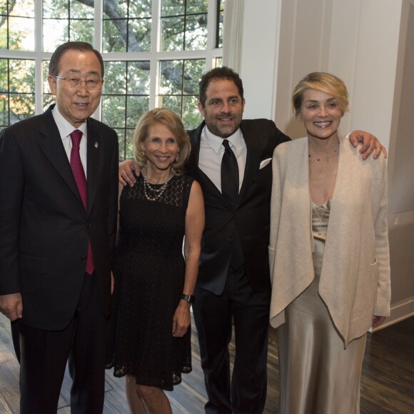 Le secrétaire général des Nations Unies Kan Ki-Moon rencontre Stevie Wonder, Sharon Stone et Brett Ratner. La rencontre a pour but d'encourager la communauté créative des producteurs et réalisateurs afin de réunir des fonds pour les projets liés au développement durable. Los Angeles, le 12 août 2016.