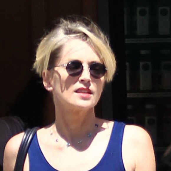 Sharon Stone se promène avec une amie, achète un jus de fruits à emporter et s'arrête dans un salon de manucure à Beverly Hills, le 9 août 2016