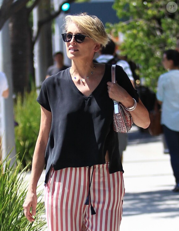 Sharon Stone se promène et fait du shopping avec un ami dans les rues de Beverly Hills, le 4 aout 2016