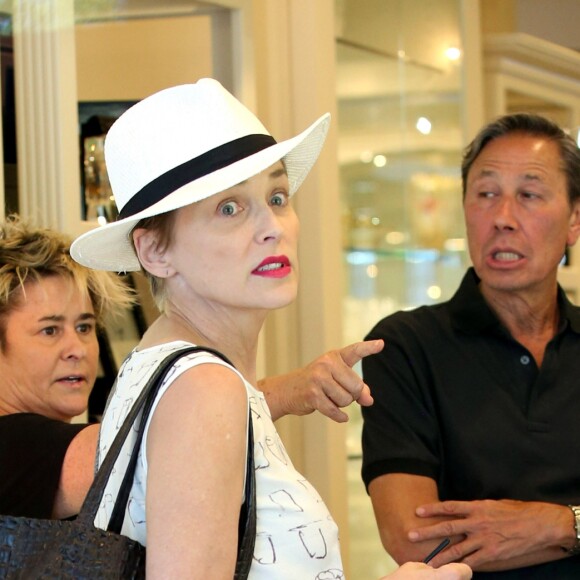 Sharon Stone fait du shopping dans les rues de Los Angeles, le 5 juillet 2016