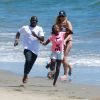 Exclusif - L'humoriste Kevin Hart se relaxe sur la plage avec sa fiancée Eniko Parrish et ses enfants Heaven et Hendrix à la veille de son mariage à Los Angeles le 12 aout 2016.