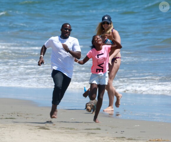 Exclusif - L'humoriste Kevin Hart se relaxe sur la plage avec sa fiancée Eniko Parrish et ses enfants Heaven et Hendrix à la veille de son mariage à Los Angeles le 12 aout 2016.