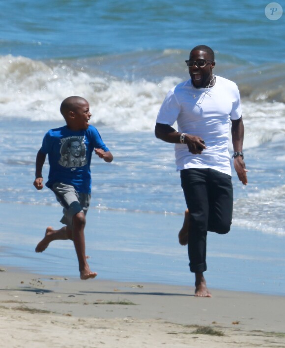 Exclusif - L'humoriste Kevin Hart se relaxe sur la plage avec sa fiancée Eniko Parrish et ses enfants Heaven et Hendrix à la veille de son mariage à Los Angeles le 12 aout 2016.