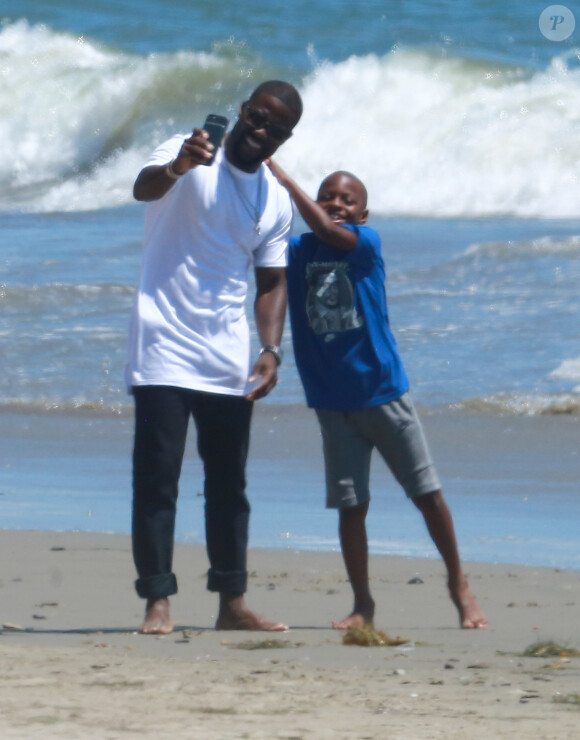 Exclusif - L'humoriste Kevin Hart se relaxe sur la plage avec sa fiancée Eniko Parrish et ses enfants Heaven et Hendrix à la veille de son mariage à Los Angeles le 12 aout 2016.