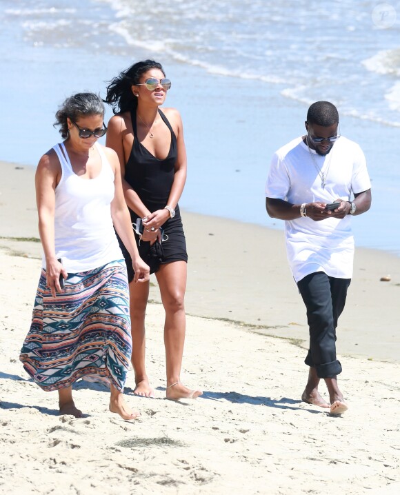 Exclusif - L'humoriste Kevin Hart se relaxe sur la plage avec sa fiancée Eniko Parrish et ses enfants Heaven et Hendrix à la veille de son mariage à Los Angeles le 12 aout 2016.