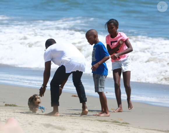 Exclusif - L'humoriste Kevin Hart se relaxe sur la plage avec sa fiancée Eniko Parrish et ses enfants Heaven et Hendrix à la veille de son mariage à Los Angeles le 12 aout 2016.