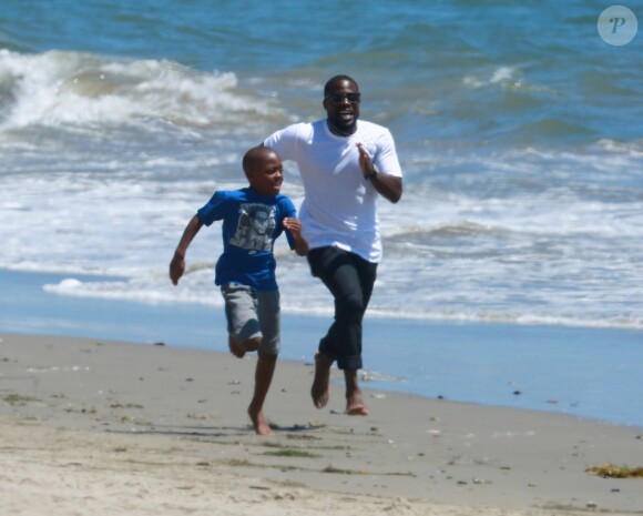 Exclusif - L'humoriste Kevin Hart se relaxe sur la plage avec sa fiancée Eniko Parrish et ses enfants Heaven et Hendrix à la veille de son mariage à Los Angeles le 12 aout 2016.