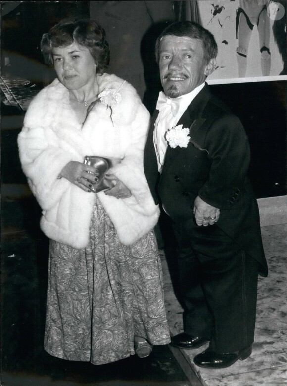 Kenny Baker et sa femme lors de l'avant-première de L'Empire contre-attaque à Londres en 1980