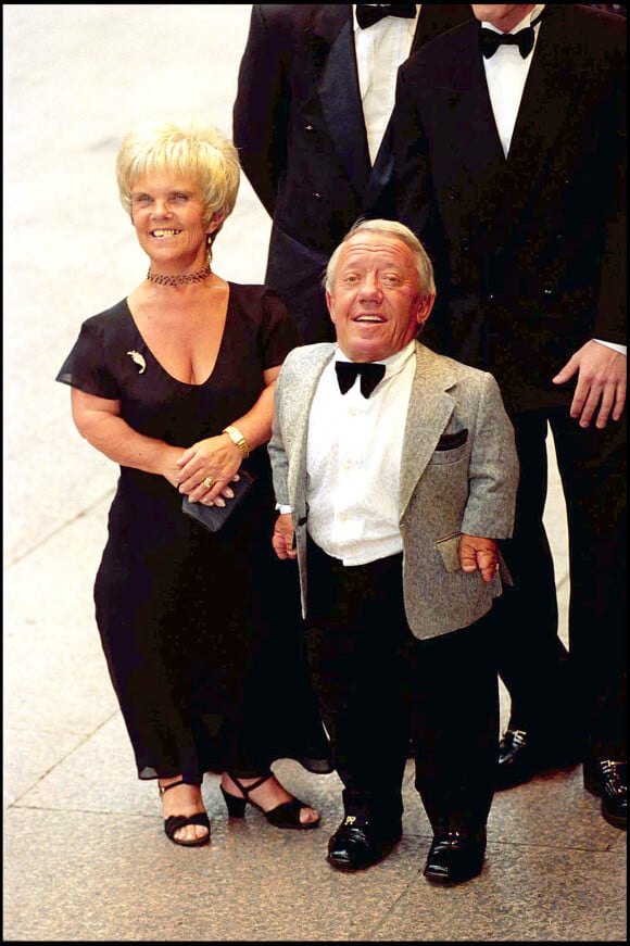 Kenny Baker et sa femme lors de l'avant-première de Star Wars - Episode 1 à Londres en 1999