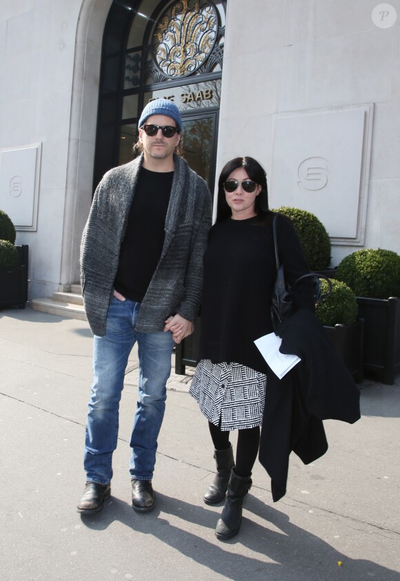 Exclusif - Shannen Doherty et son mari Kurt Iswarienko quittent l'hôtel de Sers à Paris le 18 mars 2016.