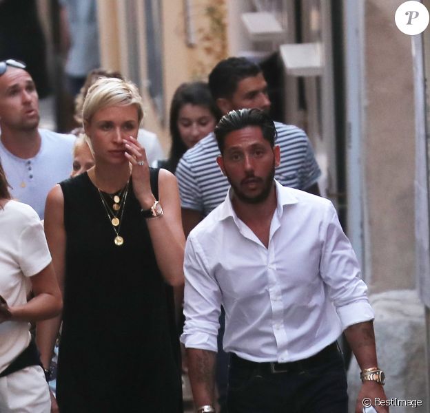 Semi-exclu - Cyril Kamar (Alias K.Maro) et sa femme Anne-Sophie Mignaux recemment mariés se promènent avec des amis dans les rues de Saint-Tropez le 27 juillet 2016.