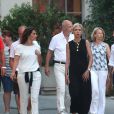Semi-exclu - Cyril Kamar (Alias K.Maro) et sa femme Anne-Sophie Mignaux recemment mariés se promènent avec des amis dans les rues de Saint-Tropez le 27 juillet 2016.