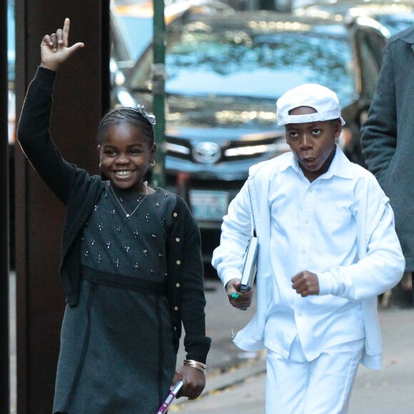 Les enfants de Madonna, Mercy James et David Banda posent pour les photographes à la sortie du centre de Kabbale a New York, le 23 novembre 2013