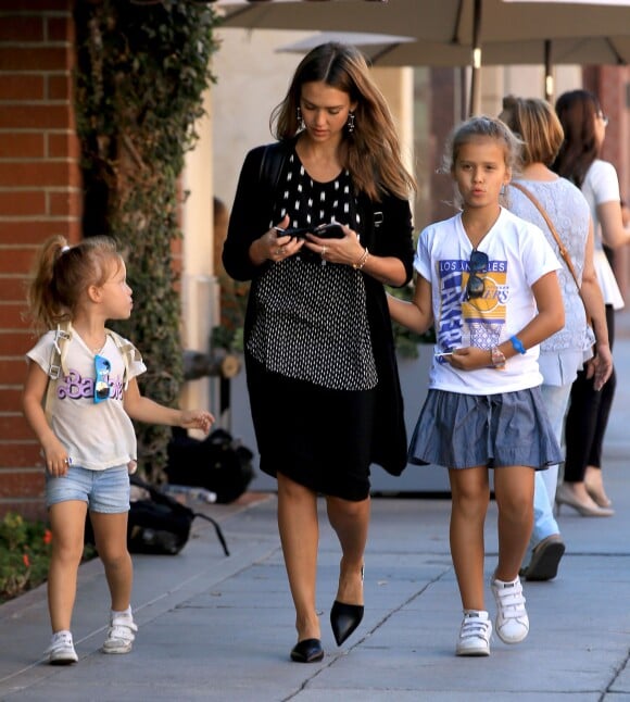 Jessica Alba se promène avec ses filles Honor et Haven à Beverly Hills, le 16 août 2016.