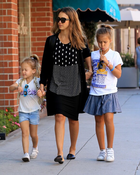 Jessica Alba se promène avec ses filles Honor et Haven à Beverly Hills, le 16 août 2016.