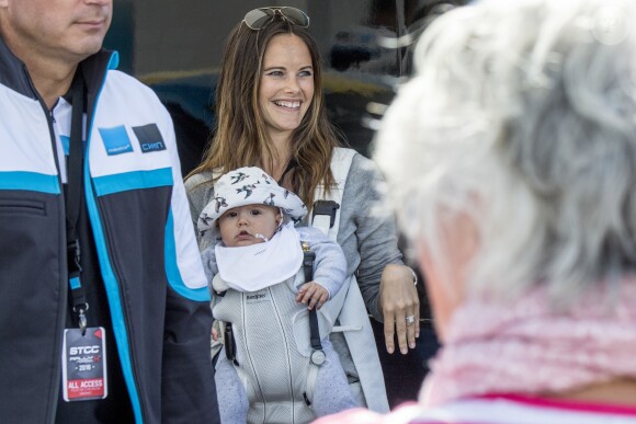 La princesse Sofia de Suède, avec son fils le prince Alexander, assistait le 14 août 2016 à la course du prince Carl Philip de Suède, pilote au sein du Team Polestar Cyan Racing, qui disputait la cinquième manche du championnat de STCC (Swedish Touring Car Championship), sur le circuit de Karlskoga.
