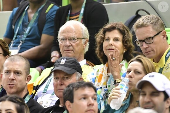 Le roi Carl XVI Gustaf et la reine Silvia de Suède assistent au match de qualifications de handball du groupe B entre la Suède et le Brésil, lors des Jeux olympiques de Rio de Janeiro le 15 août 2016