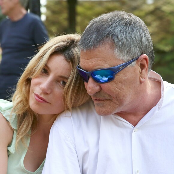 Exclusif - Jean-Marie Bigard et sa femme Lola Marois - Tournage du film "Vive la crise" à Paris. Le 25 juin 2016 © Daniel Angeli / Bestimage