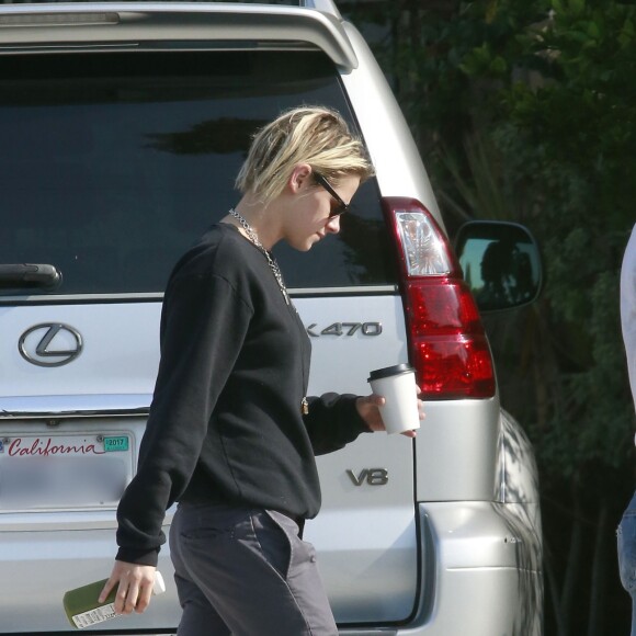 Exclusif - Kristen Stewart se promène avec sa compagne Alicia Cargile dans les rues de Los Feliz, le 20 août 2016