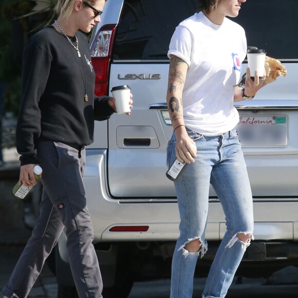 Exclusif - Kristen Stewart se promène avec sa compagne Alicia Cargile dans les rues de Los Feliz, le 20 août 2016