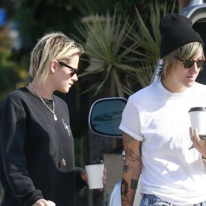 Exclusif - Kristen Stewart se promène avec sa compagne Alicia Cargile dans les rues de Los Feliz, le 20 août 2016