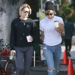 Exclusif - Kristen Stewart se promène avec sa compagne Alicia Cargile dans les rues de Los Feliz, le 20 août 2016