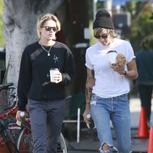 Exclusif - Kristen Stewart se promène avec sa compagne Alicia Cargile dans les rues de Los Feliz, le 20 août 2016