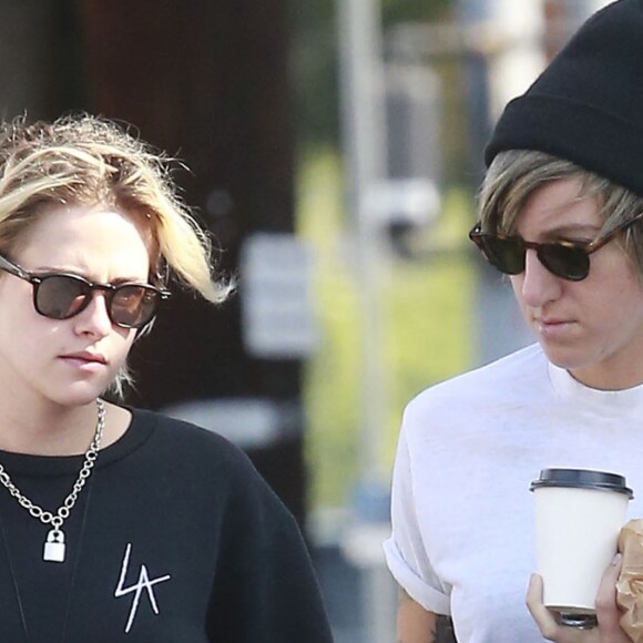 Exclusif - Kristen Stewart se promène avec sa compagne Alicia Cargile dans les rues de Los Feliz, le 20 août 2016