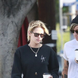 Exclusif - Kristen Stewart se promène avec sa compagne Alicia Cargile dans les rues de Los Feliz, le 20 août 2016