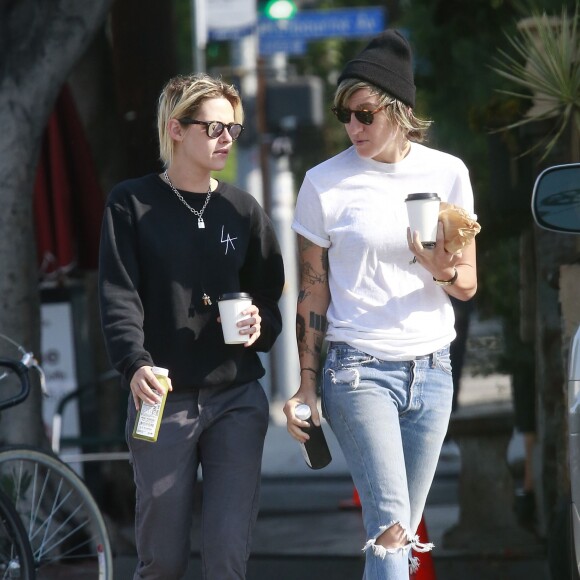 Exclusif - Kristen Stewart se promène avec sa compagne Alicia Cargile dans les rues de Los Feliz, le 20 août 2016