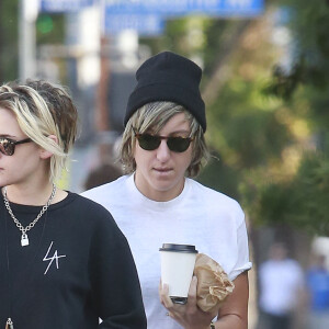 Exclusif - Kristen Stewart se promène avec sa compagne Alicia Cargile dans les rues de Los Feliz, le 20 août 2016
