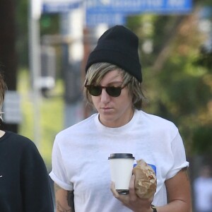 Exclusif - Kristen Stewart se promène avec sa compagne Alicia Cargile dans les rues de Los Feliz, le 20 août 2016