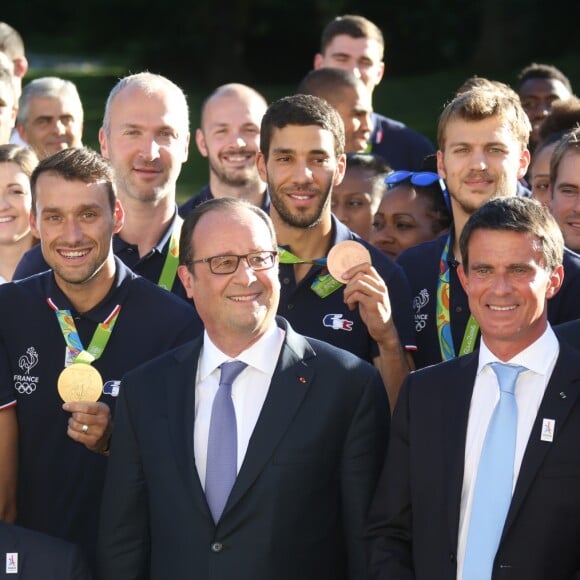 Le président de la République François Hollande avec le premier ministre Manuel Valls, le ministre de la ville, de la jeunesse et du sport Patrick Kanner posent avec les membres de la délégation olympique après une réception au palais de l'Elysée à Paris le 23 août 2016. © Denis Guignebourg/Bestimage