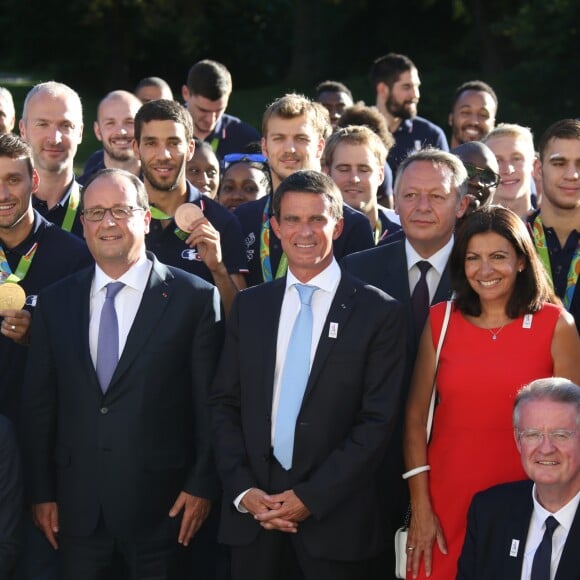 Le président de la République François Hollande avec le premier ministre Manuel Valls, le ministre de la ville, de la jeunesse et du sport Patrick Kanner posent avec les membres de la délégation olympique après une réception au palais de l'Elysée à Paris le 23 août 2016. © Denis Guignebourg/Bestimage