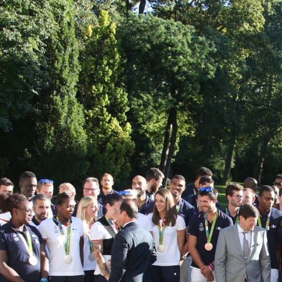 Le président de la République François Hollande avec le premier ministre Manuel Valls, le ministre de la ville, de la jeunesse et du sport Patrick Kanner posent avec les membres de la délégation olympique après une réception au palais de l'Elysée à Paris le 23 août 2016. © Denis Guignebourg/Bestimage