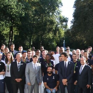 Le président de la République François Hollande avec le premier ministre Manuel Valls, le ministre de la ville, de la jeunesse et du sport Patrick Kanner posent avec les membres de la délégation olympique après une réception au palais de l'Elysée à Paris le 23 août 2016. © Denis Guignebourg/Bestimage