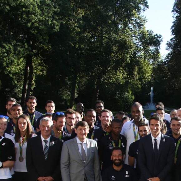 Le président de la République François Hollande avec le premier ministre Manuel Valls, le ministre de la ville, de la jeunesse et du sport Patrick Kanner posent avec les membres de la délégation olympique après une réception au palais de l'Elysée à Paris le 23 août 2016. © Denis Guignebourg/Bestimage