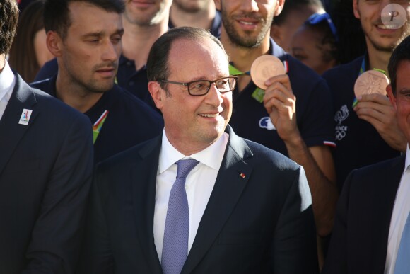 Le président de la République François Hollande pose avec les membres de la délégation olympique après une réception au palais de l'Elysée à Paris le 23 août 2016. © Denis Guignebourg/Bestimage